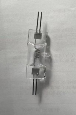 暖かく白い飛行機の翼の電球ハロゲン白熱電球